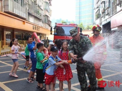 儿童打卡消防站，与“烈火英雄”零距离互动