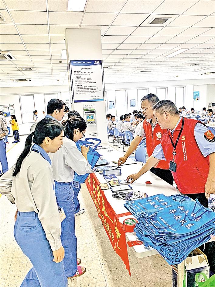 扫黑除恶进企业，光明凤凰街道开展扫黑除恶暨平安创建系列宣传活动
