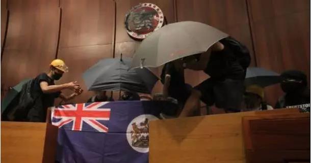 驻英大使播香港短片：让中外记者看看在西方媒体看不到的画面！