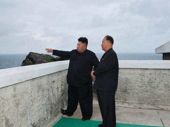 金正恩现场指导新型武器试射
