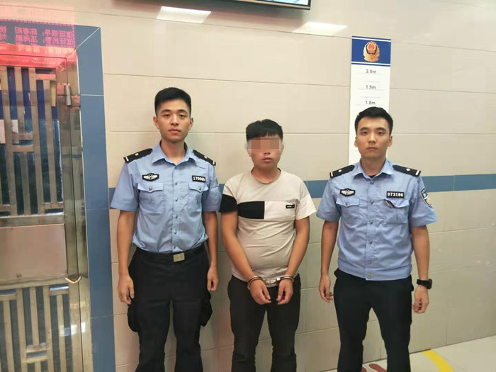 情侣吵架吵去派出所，调解和好后，男友却被发现是在逃犯！