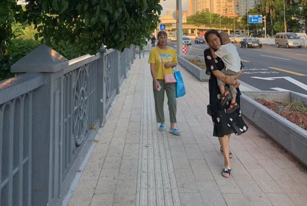 人行道边修花坛，有人抱怨有人赞！你怎么看？