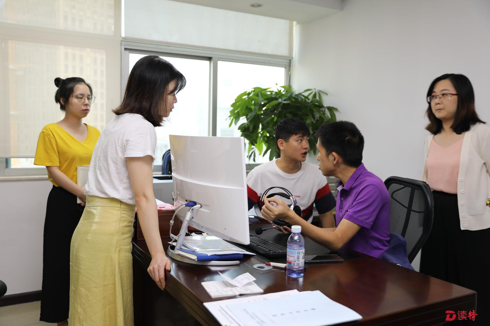 “法考”深圳考区两名视障考生：生命若没有光，那就自己点亮！