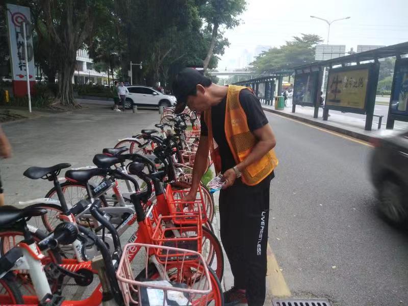 摩拜在深开展小广告清理行动   日均清理6000张改善路容路貌