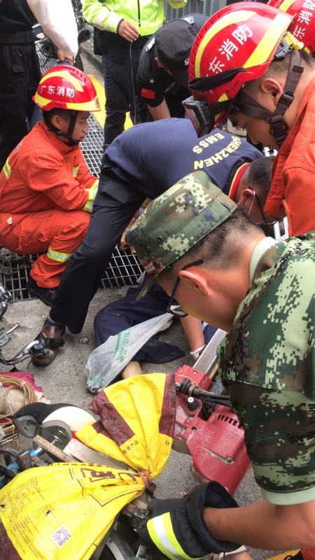 深圳龙岗区一男子被卷入泥头车底死里逃生 仅腿部骨折