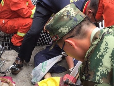深圳龙岗区一男子被卷入泥头车底死里逃生 仅腿部骨折