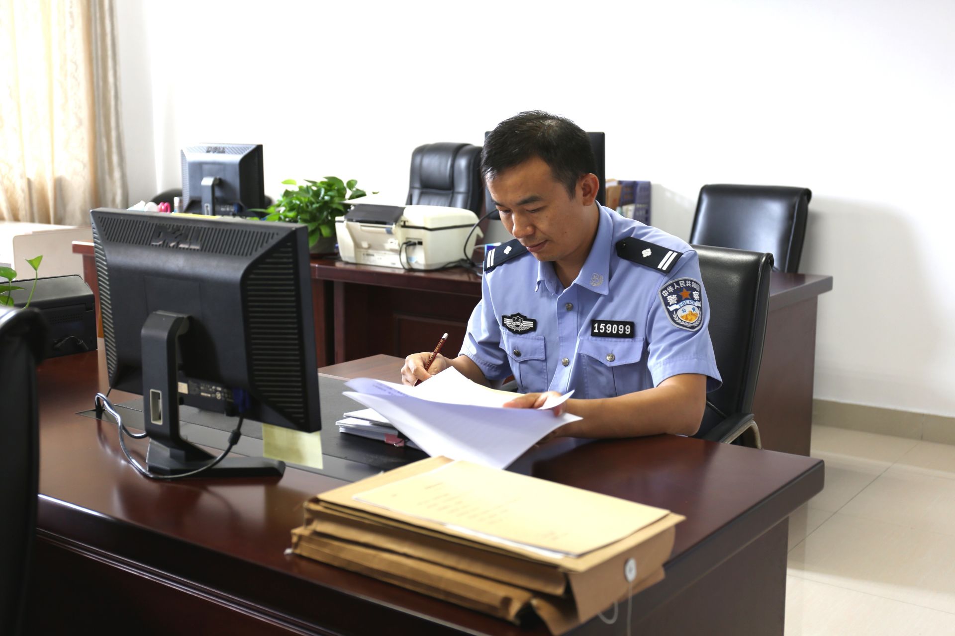 东莞这位警察，不拿枪而拿“法律全书”