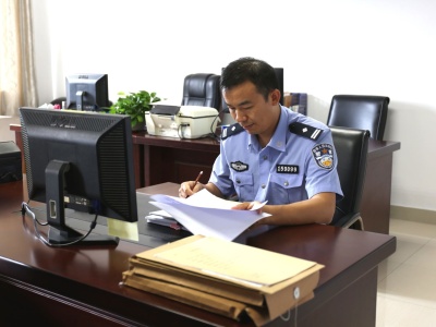 东莞这位警察，不拿枪而拿“法律全书”