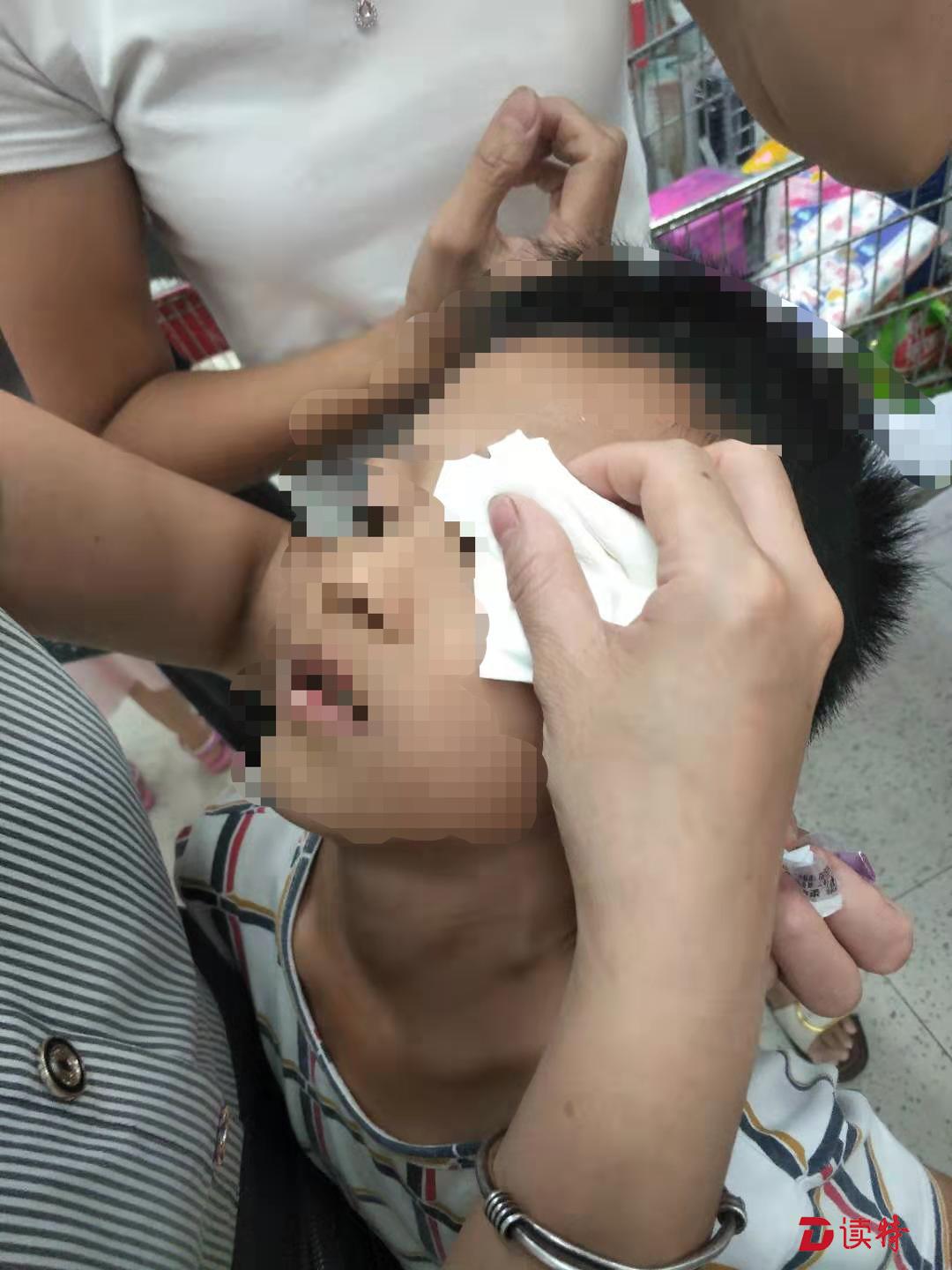 7岁小孩购物时被货架钩伤左眼，超市该担责吗？