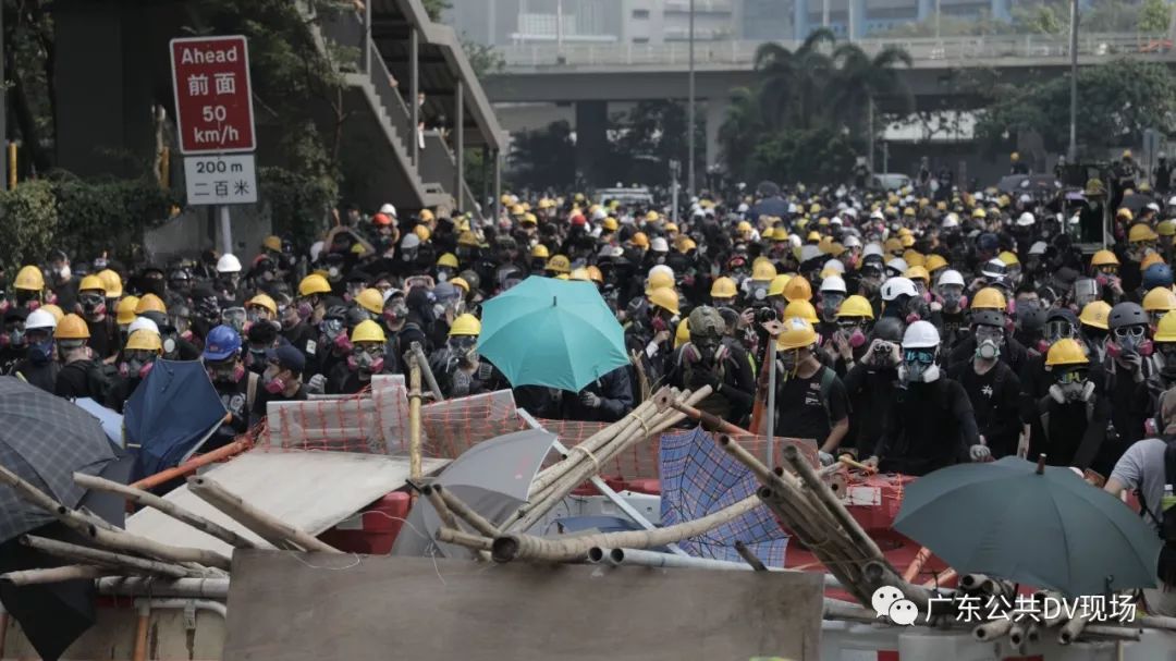 内地记者遭黑衣人围堵，香港暴徒又在作妖，还向警方投掷自制燃烧瓶…