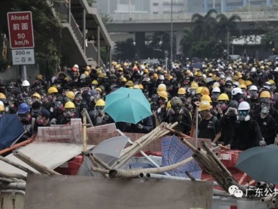 内地记者遭黑衣人围堵，香港暴徒又在作妖，还向警方投掷自制燃烧瓶…