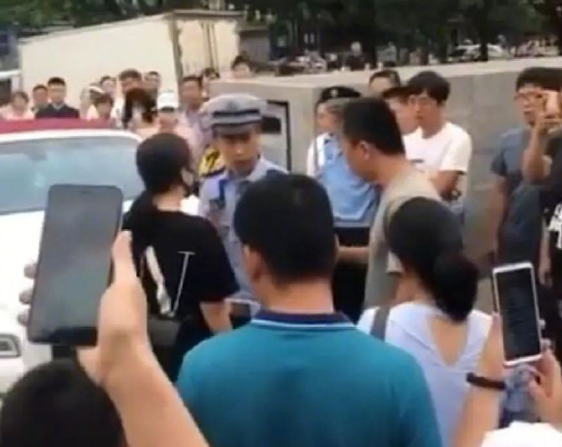 北京开劳斯莱斯堵医院急救通道的女子 被行政拘留5日