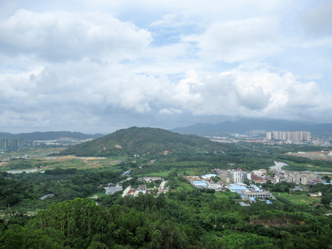 凤凰山下“查餐厅”，两饭店后厨存在问题