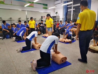 深圳中学800多名新生学习急救课程，“健康东门，随手急救”活动进校园