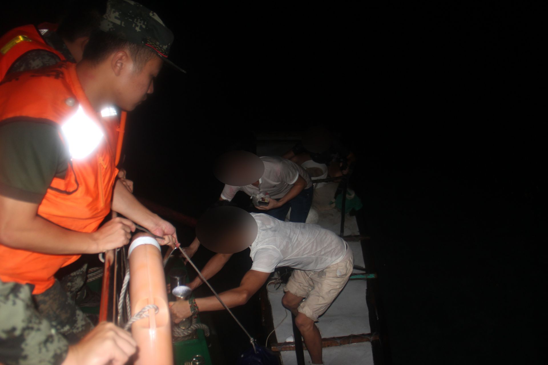 广东海警成功救助5名海上遇险人员