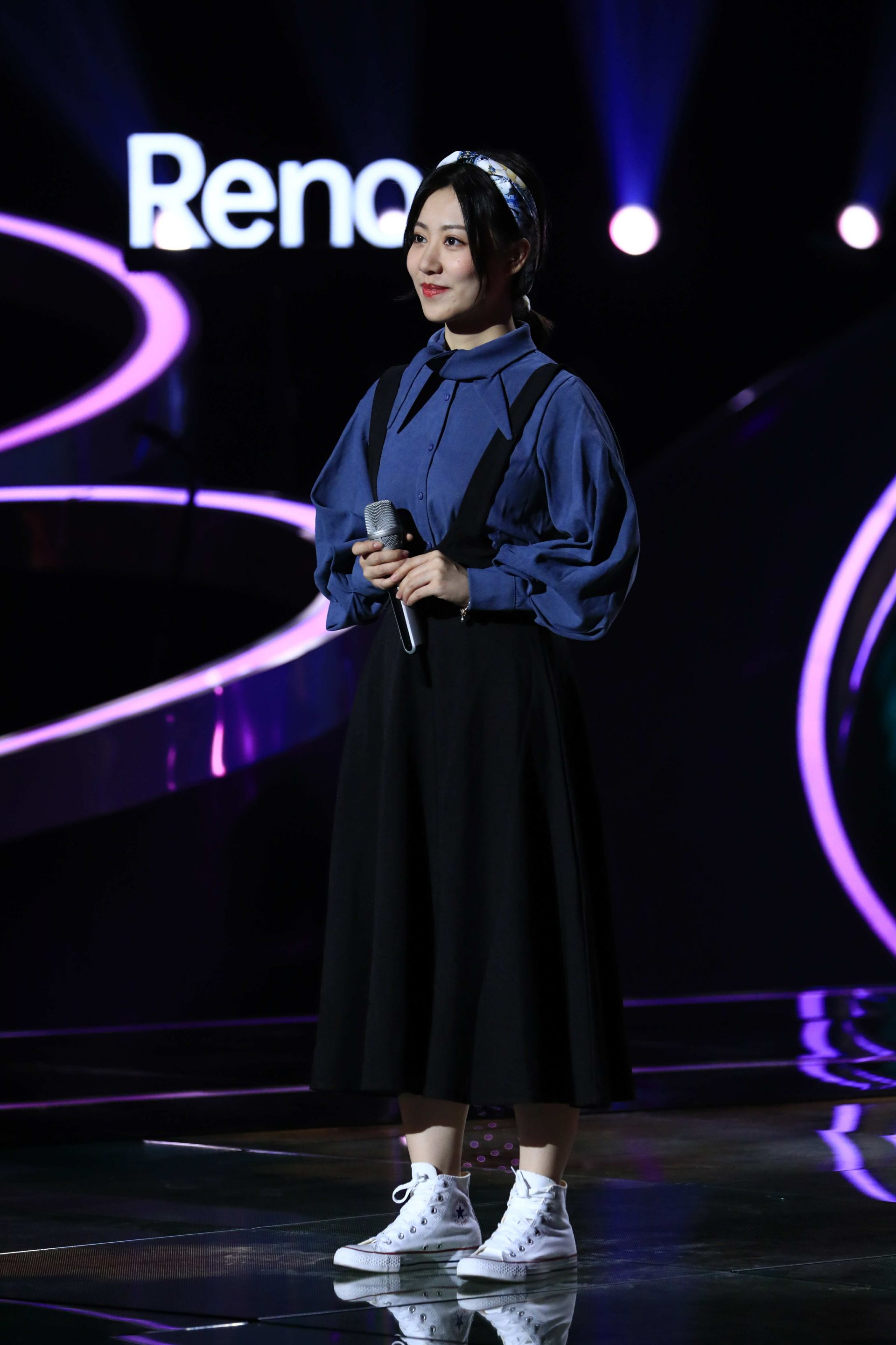 《好声音》女主播登台引王力宏“取经”，为抢人上台伴奏放大招