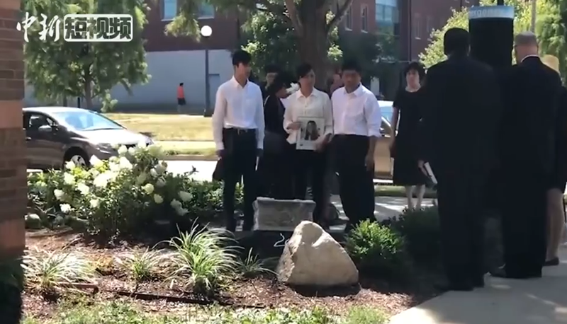 章莹颖衣冠冢在失踪地旁建成，家人：要找到她为止