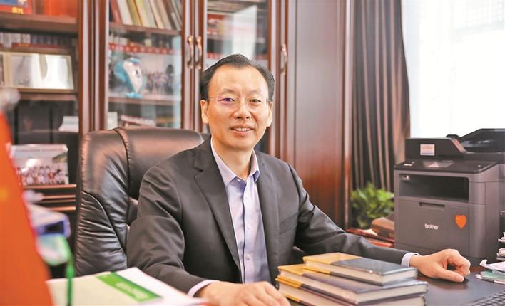 省优秀社会科学家李凤亮：期待用学术进步反哺时代与城市