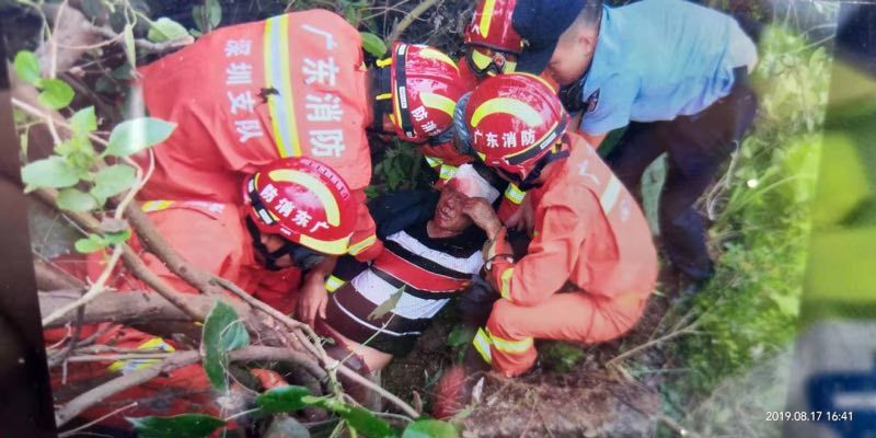 两人掉入5米深坑 深汕警方及时处置助被困者脱险