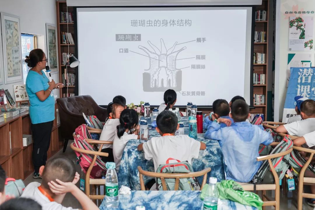 这辆来自湖北恩施的“希望专列”驶进了石井街道金龟自然书房