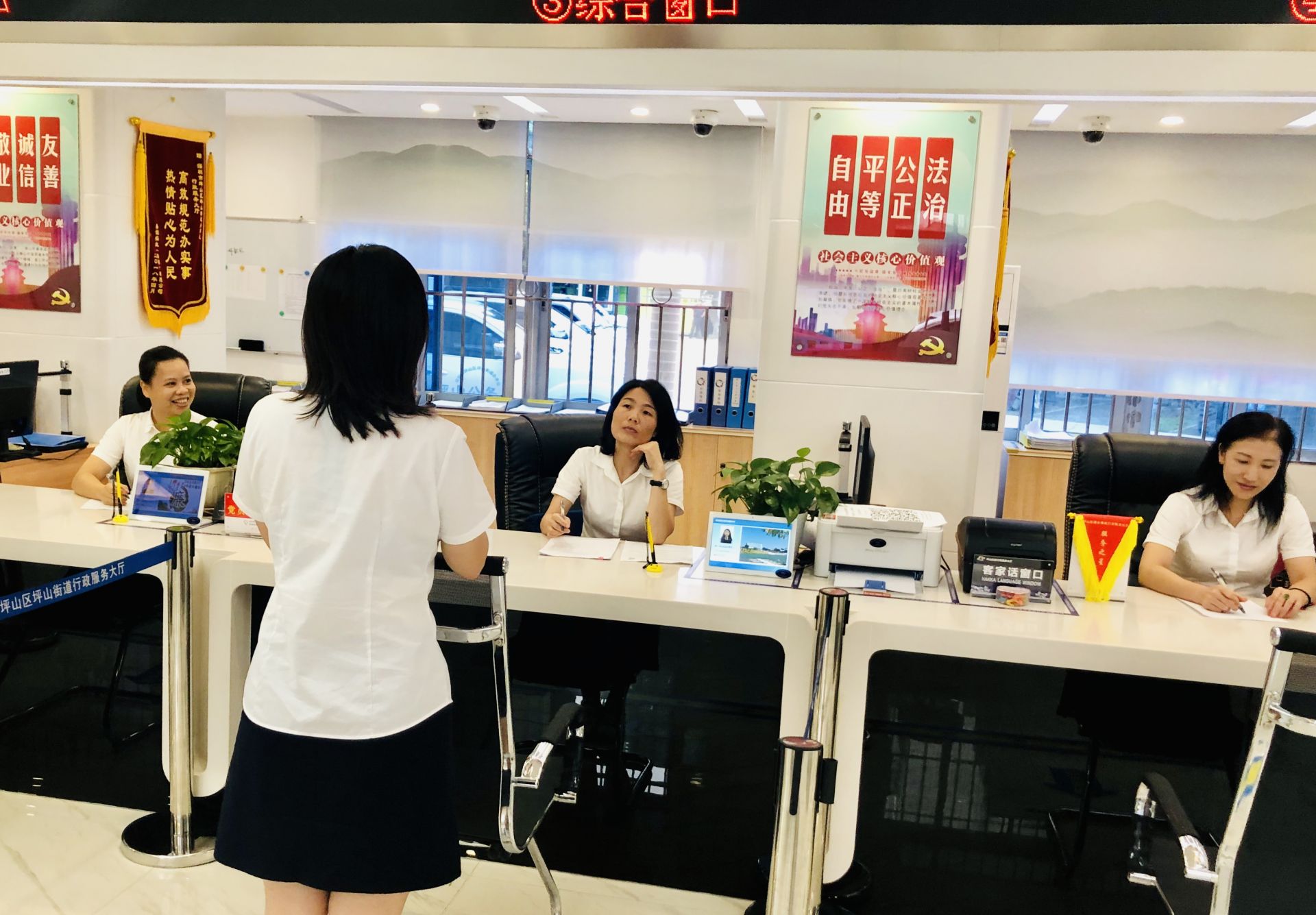 让语言沟通零距离！坪山街道行政服务大厅工作人员“充电”忙