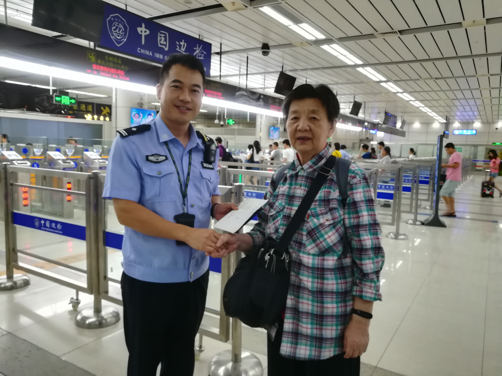 点滴见真情！八旬老妪行程千里致谢边检民警