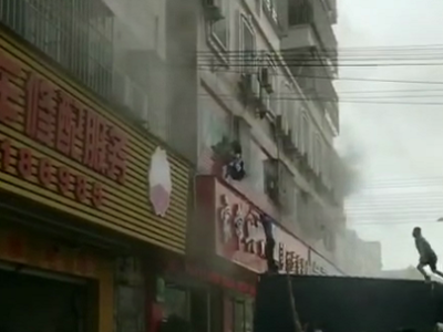 旅馆起火！4个成年人和一婴儿被困，十多人拦车砸窗接力营救