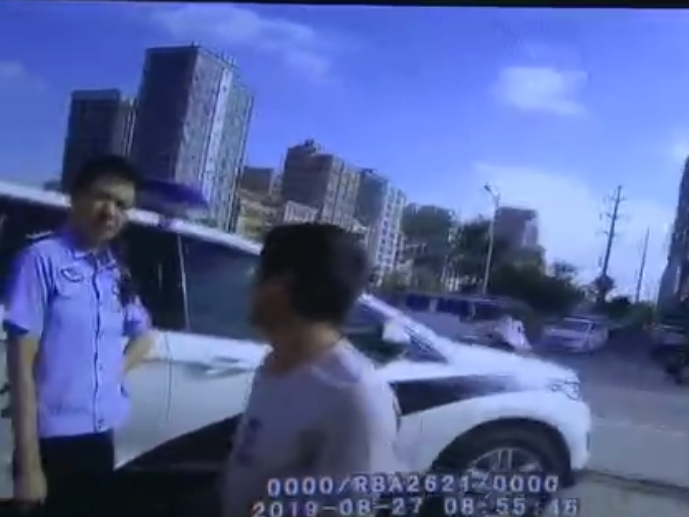 妻子责怪老公喝酒不管家事车流中大吵  暖心交警大哥成功劝和