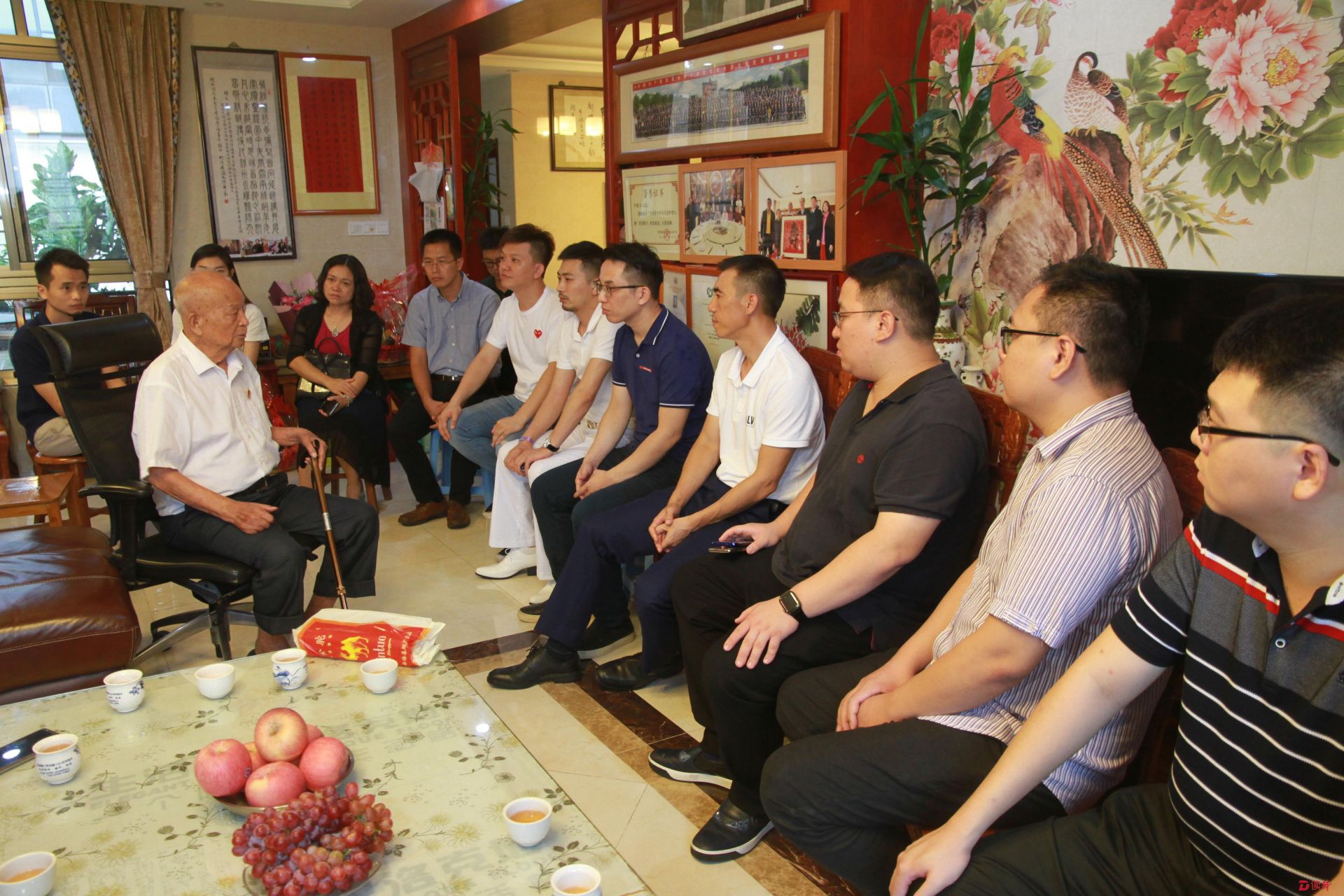 东莞青企联慰问东纵老战士重温红色记忆