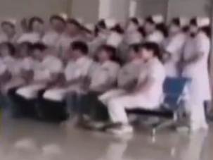 卫健委通报“老人病危医生合影”：多人被处理