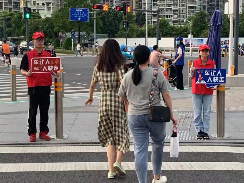 “车让人·人快走”，这才是宝安人  正确的过马路方式！