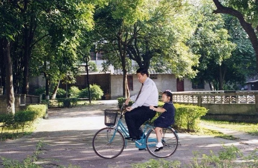 习近平的自行车载过谁？