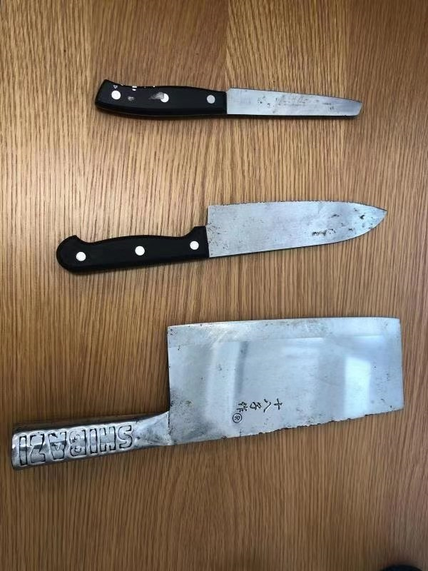 怀揣三把刀进法院，开取执行款却被拘