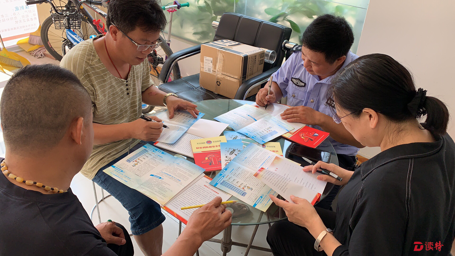 凤凰街道排查治理高空坠物隐患 常抓不懈营造安全居住环境