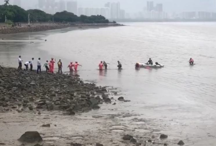 深圳一男子跳海 消防员出动皮划艇救其上岸