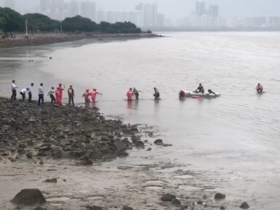 深圳一男子跳海 消防员出动皮划艇救其上岸