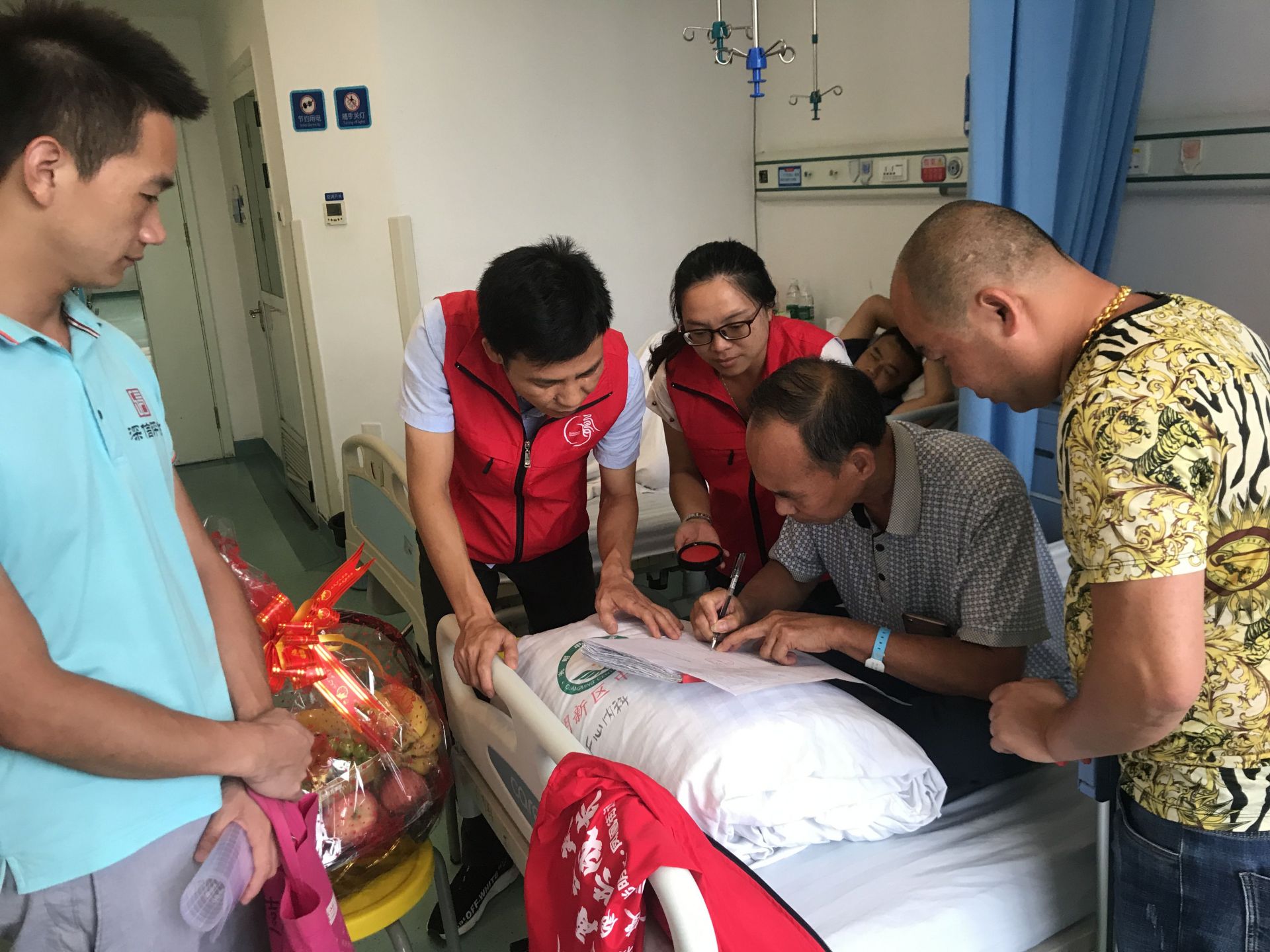 光明凤凰街道牛场周边土地整备项目指挥部心系群众热心服务赢得业主支持