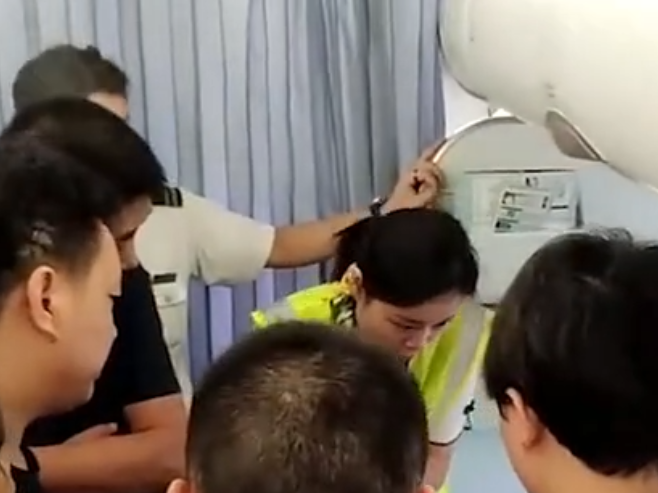 罕见！男子嫌座位窄霸用前排座位致航班延误