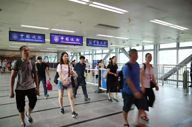 中秋假期首日上午 罗湖口岸7.3万人次出入境 