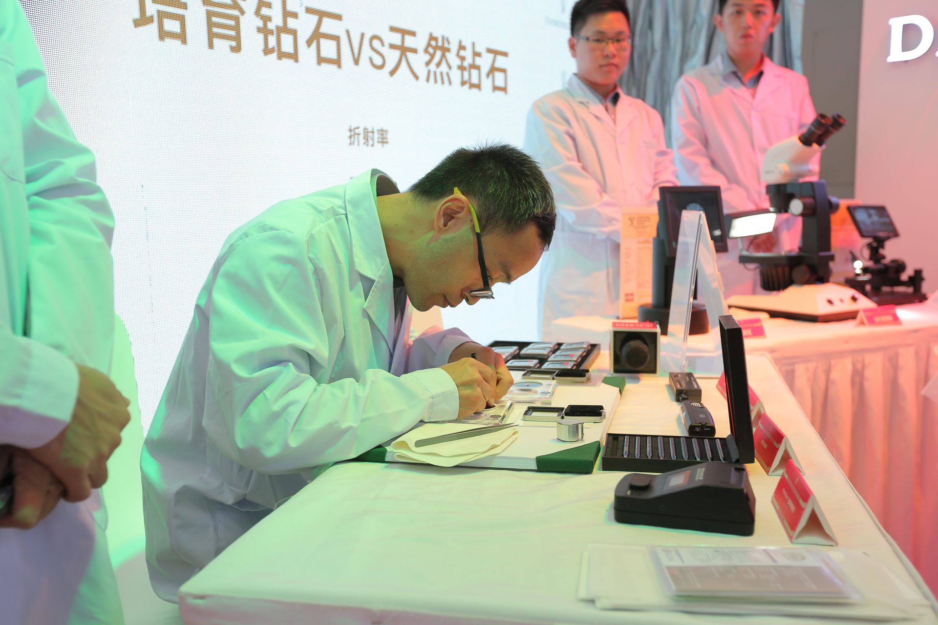 培育钻石是不是真钻？深圳国际珠宝展上这场实验给出答案