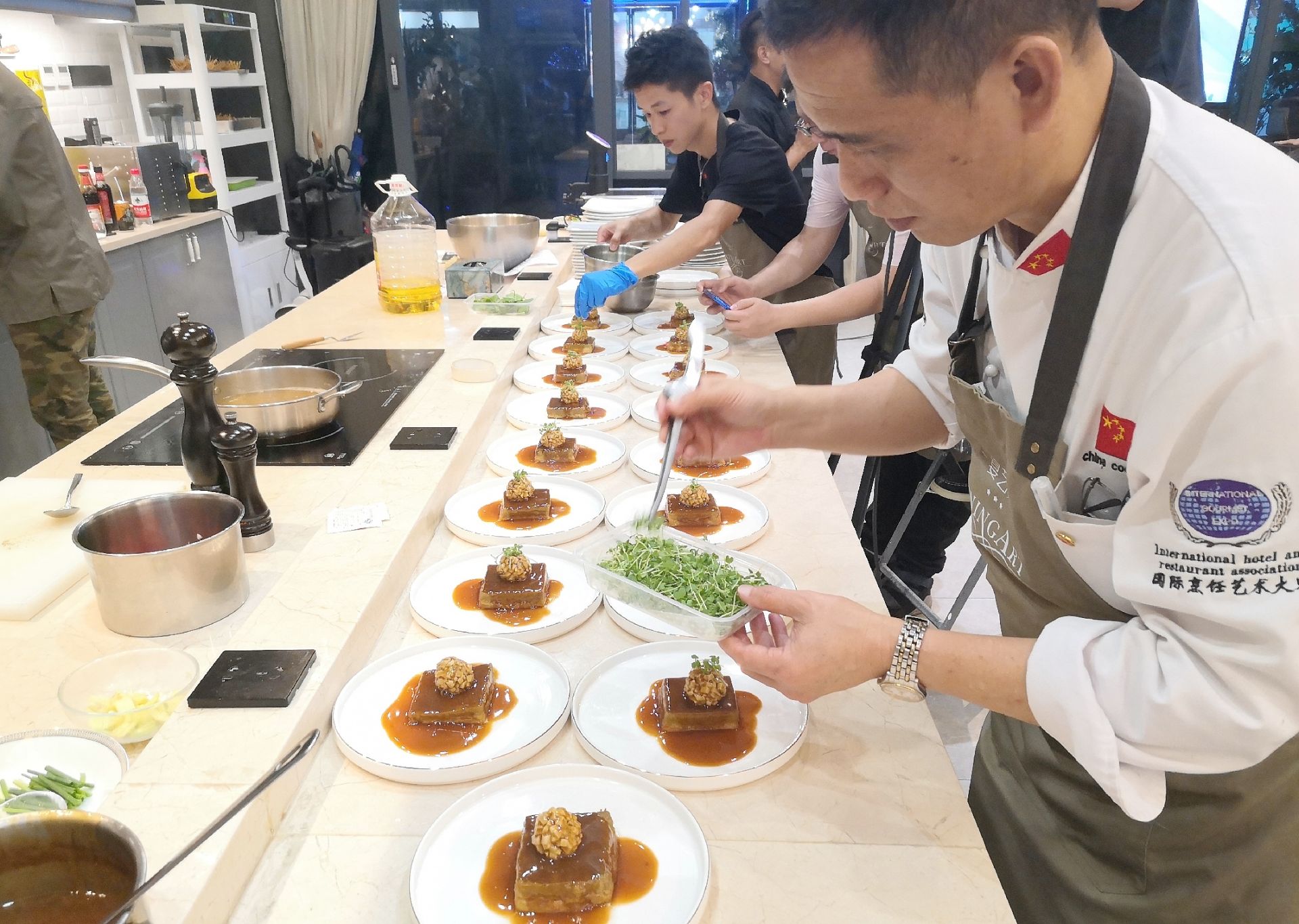 东莞名厨爱心助农，将雅江农产烹饪成美味佳肴拓销