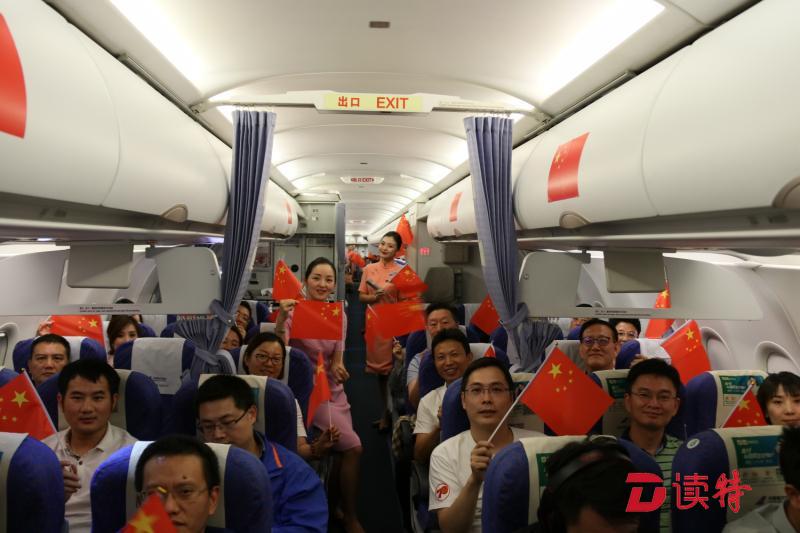 万米高空共唱《我和我的祖国》