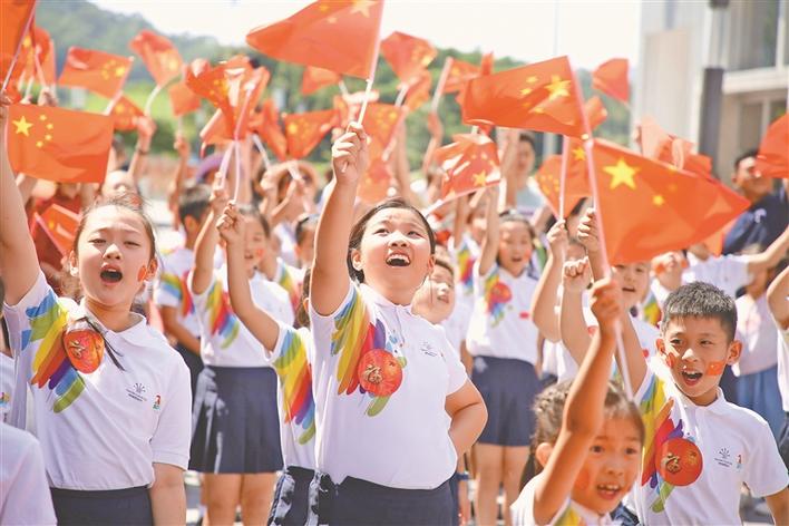 歌声献礼新中国成立70周年 福田“快闪”歌唱爱国情