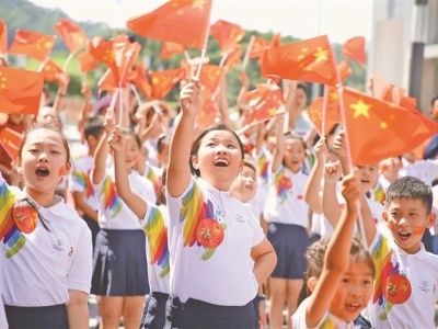 歌声献礼新中国成立70周年 福田“快闪”歌唱爱国情