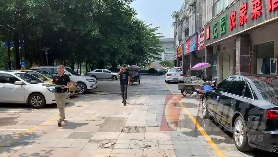 龙华一小区20多辆车被砸！监控曝光，小伙作案原因“令人喷饭”