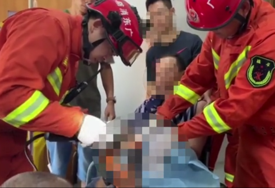 男子手卡机器血肉模糊，西乡消防及时救援
