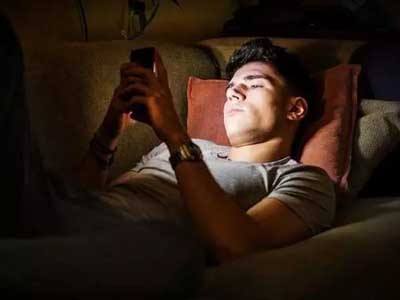 爱N刷夜场电影！95后夜猫子不睡觉都在干嘛？