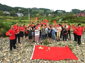 三地志愿者探访湘西留守儿童共迎国庆
