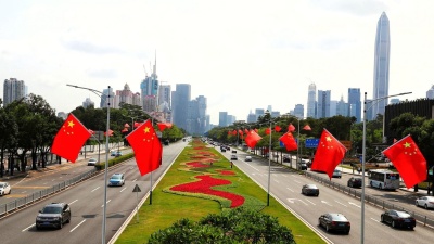 五星红旗迎风飘扬！深圳街头的节日气氛你感受到了吗？