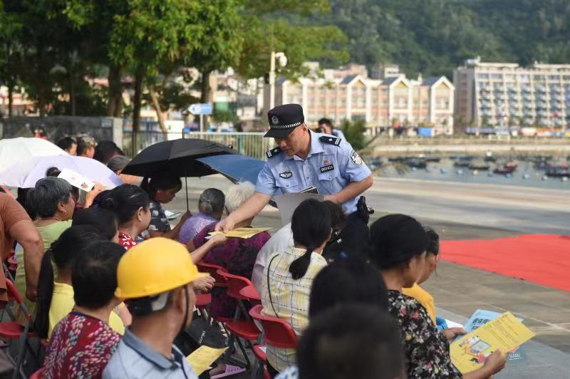 大鹏月亮湾广场开展反诈骗暨禁毒宣传进社区活动